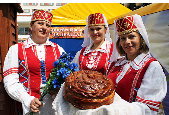 представители народного ансамбля народной песни и музыки «Вераснянка» Мазоловского СДК хлебом-солью встречали гостей