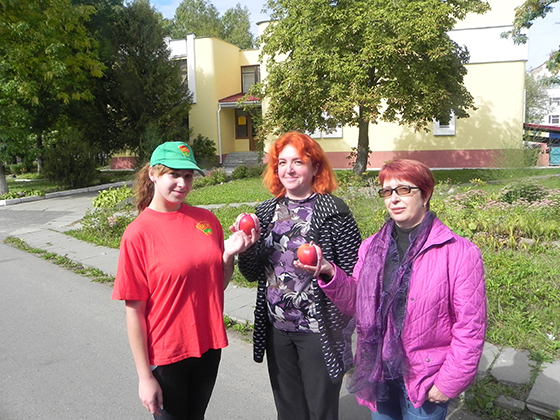 На снимке: учащаяся профессионально-технического колледжа сельхозпроизводства Надежда Гром вручает яблоки жителям аг. Октябрьская