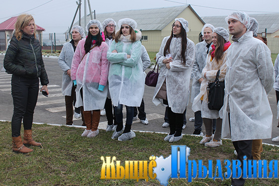 На снимке: Е. Титова (слева) знакомит участников слета с работой кормораздатчика «Триоматик» на МТФ «Мазолово»