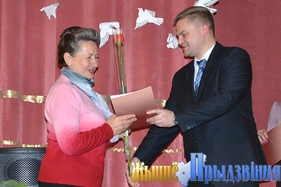На снимке: грамоту вручает Александр Якубов