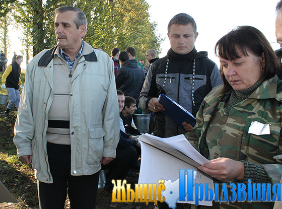На снимке: Сергей Артюховский (справа) на поле ОАО "Возрождение"