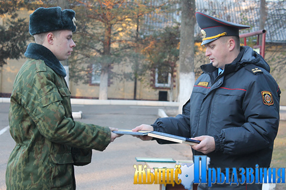 На снимке: вручение наград военнослужащим