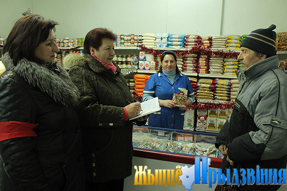 Члены добровольной дружины Зароновского сельисполкома выходят на дежурство по охране правопорядка в вечернее время и выходные дни. По словам ее командира Раисы Ярошкиной, дружинники следят за порядком во время проведения культурно-массовых мероприятий. Налажено тесное общение со старейшинами, которые владеют оперативной обстановкой на местах. Много значит свой человек — дружинник — в магазине: все на виду у продавца Ольги Ветохи из д. Пестуница. Заинтересованный диалог в торговом объекте: управляющий делами Зароновского сельисполкома, дружинник Татьяна Ижохина, Раиса Ярошкина, Ольга Ветоха и старейшина д. д. Козлы и Михали Валерий Никитченко.