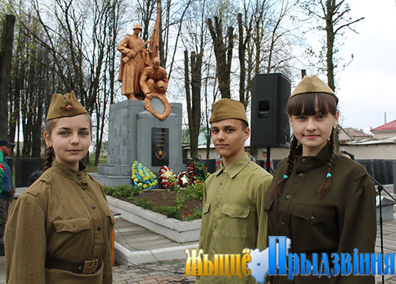 На снимке: участники II Звездного похода учащихся. На ремонт воинского захоронения в аг. Вороны в 2014 году было израсходовано без малого 160 млн. рублей, к его подножью потомки поколения победителей несут цветы, здесь проводят Вахты памяти