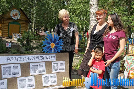 На снимке: «Пожалуйте в лавку!», — приглашает директор районного музея Лариса Яковлева