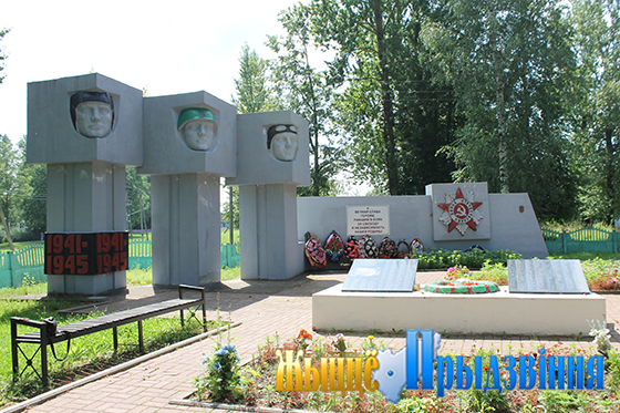 На снимке: воинское захоронение в аг. Зароново