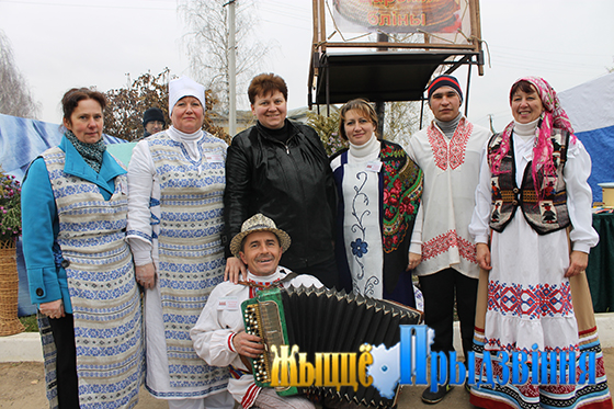 На снимке: песнями зазывали гостей радушные суражане