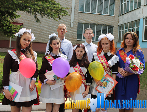 На снимке: выпускники с классным руководителем Анной Алейниковой