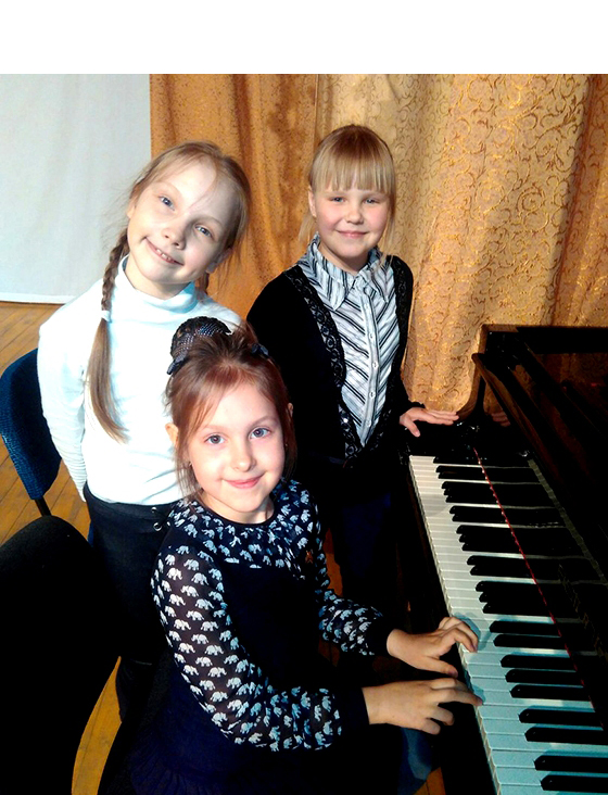На здымку: Эля Семянкова, Насця Філіповіч і Даша Хоцькіна падчас выступлення