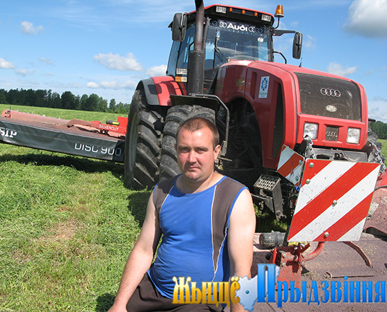 На снимке: механизатор Андрей Пышкин