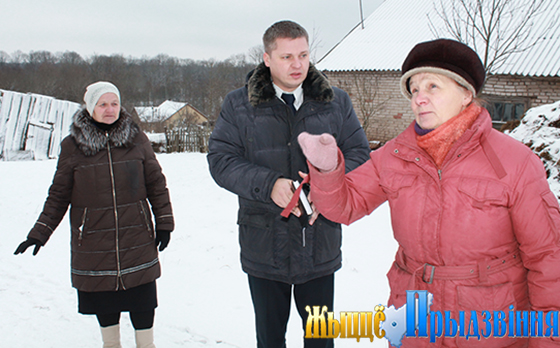 На снимке: жительницы д. № 14 по ул. Молодежная Ксения Шнитковская и Татьяна Балицкая рассказывают о своей коммунальной проблеме Алексею Героеву