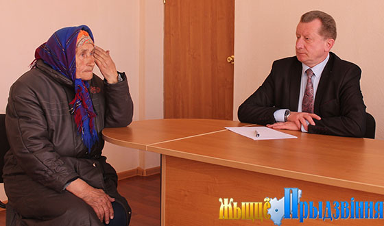 На снимке: на приеме у депутата Парламента Виктора Мироша жительница аг. Новка Валентина Бровко