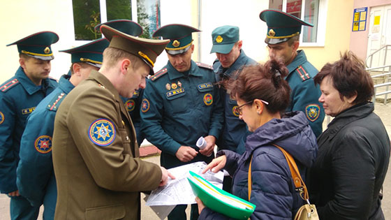 На снимке: оказание практической помощи работниками МЧС смотровой комиссии Туловского сельисполкома