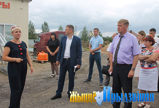 На снимке: Участников Дня Совета принимает в частном магазине Людмила Гетовт (слева)