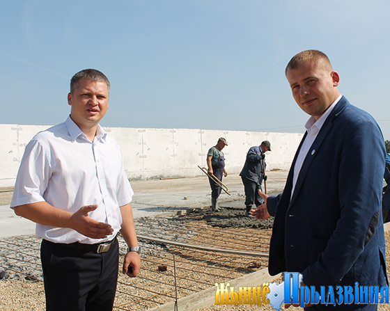На снимке: Алексей Героев и Андрей Котович на объекте в д. Мишутки