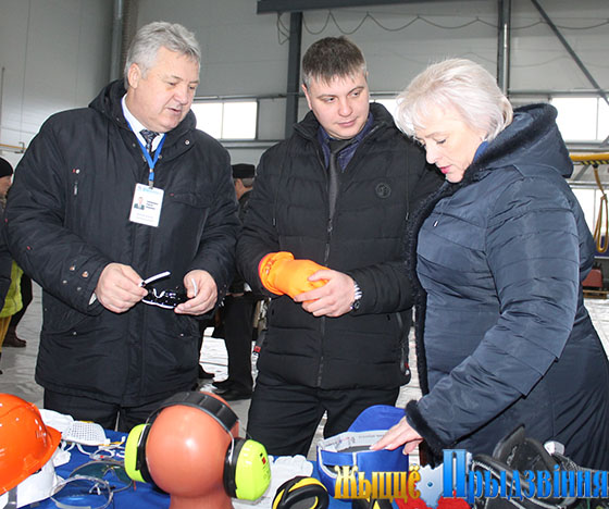 На снимке: Елена Студенцова, Роман Бабаев и Сергей Хаминешко знакомятся с экспонатами выставки спецодежды и средств индивидуальной защиты