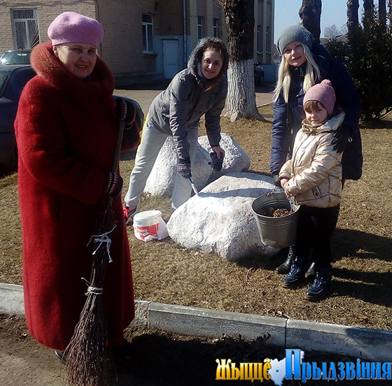 На снимке: культработники Старосельской ДШИ