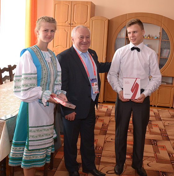 На снимке: Александр Сегодник вручает подарки воспитанникам центра