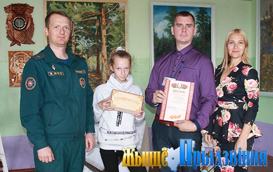На снимке: первый заместитель начальника Витебского РОЧС Сергей Ловейкин и Екатерина Станкевич поздравили победителей