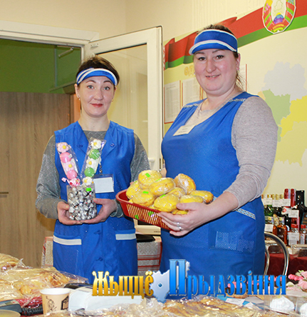 На снимке: продавцы магазина №96 Ирина Дворакова и Ирина Лебедева.