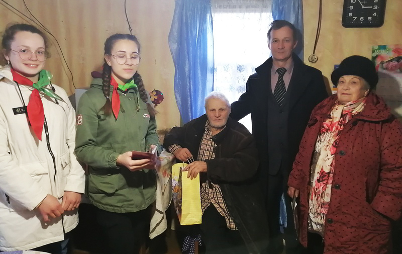 На снимке: Анатолий Самарин, Иван Рымарев, Любовь Абраменко и школьницы.