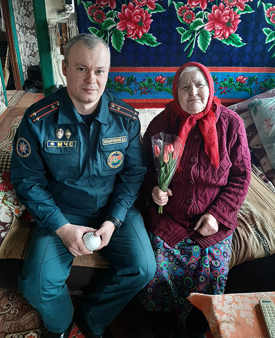 На снимке: заместитель начальника по идеологической работе и кадровому обеспечению РОЧС Дмитрий Козыревский в гостях у Анны Лебедевой