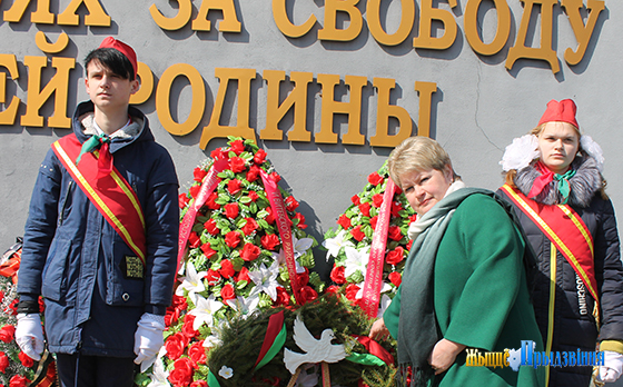 На снимке: Наталья Соколовская и пионеры у Венка славы.
