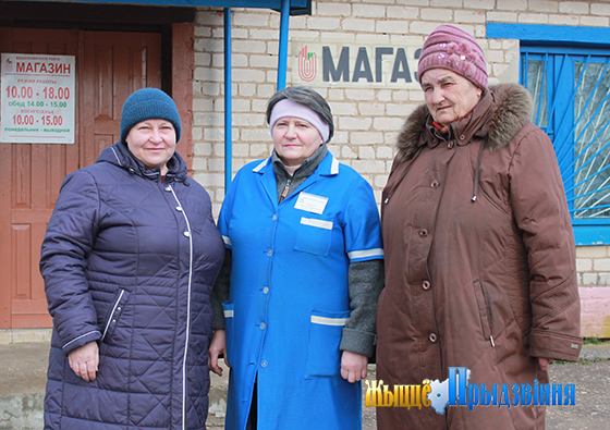 На снимке: Инесса Казарина (в центре) с односельчанками Ириной Мотреску и Ольгой Махловой.