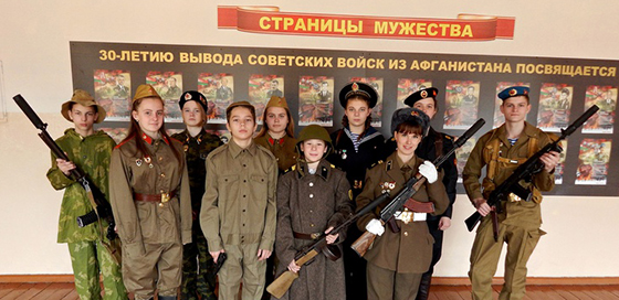 На снимке: во время занятий на факультативе.