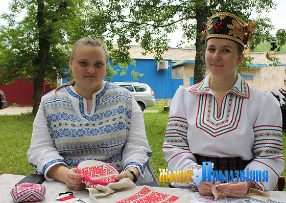 На здымку: Анастасія Вусько і Вольга Бальшакова.
