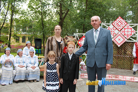 На здымку: Старшыня райвыканкама Генадзій Сабыніч са шматдзетнай сям’ёй Вараб’ёвых.