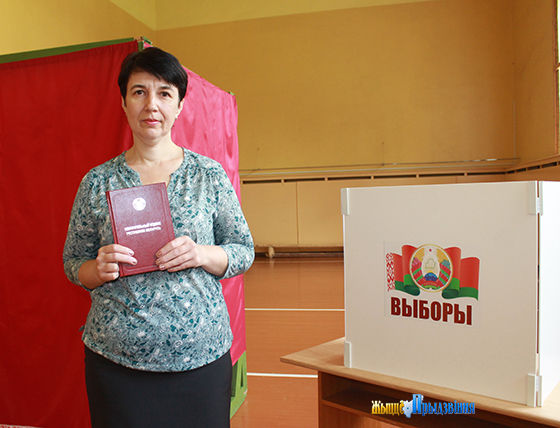 На снимке: Екатерина Ризо на избирательном участке.