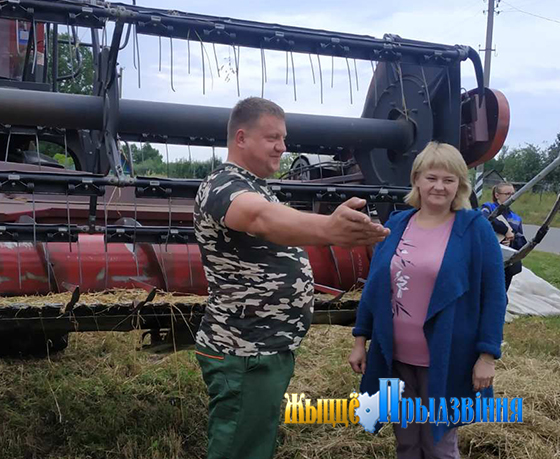 На снимке: комбайнер Николай Липский и Наталья Петрова.