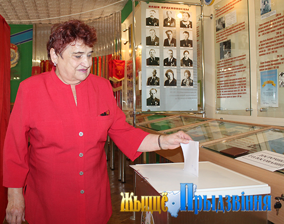 На снимке: голосует Надежда Якимович.