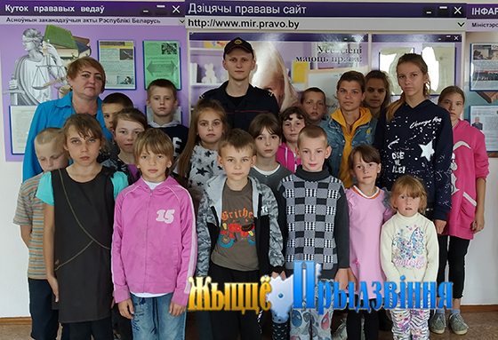 На снимке: инспектор ИДН Игорь Кавунов с воспитанниками лагеря.