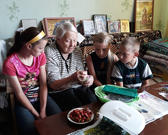 На снимке: Валентина Подобед со школьниками.