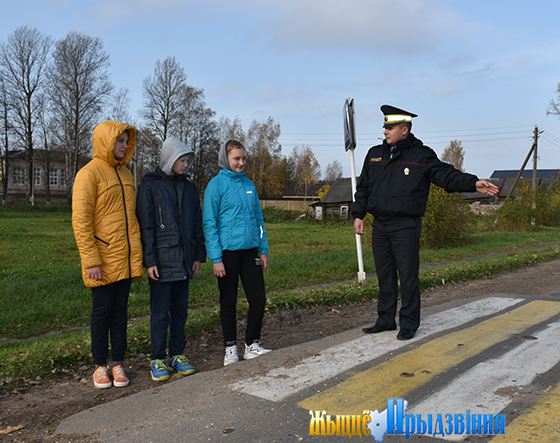 На снимке: Александр Кухарев проводит профилактическую беседу с учащимися Ольговской школы.