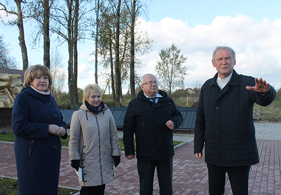 На снимке: Владимир Терентьев (в центре), Жанна Черкунова, Ольга Рязанова и Виктор Берашевич.