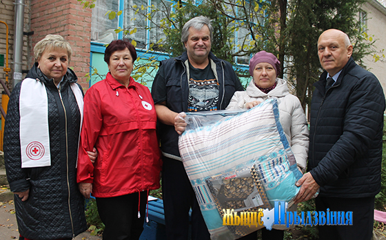 На здымку справа налева: Уладзімір Свірыдаў, Святлана і Валерый Коршун, Таццяна Верамей і Ніна Казлова.